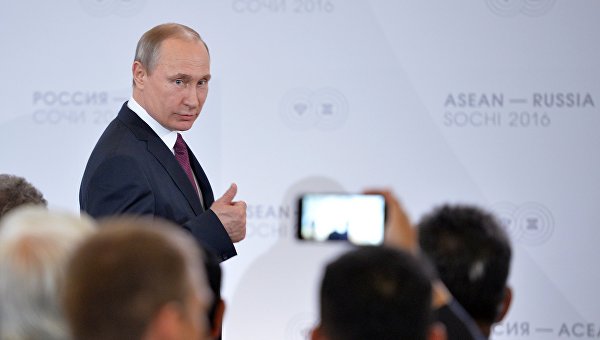 Путин уверен, что российская экономика достигла дна
