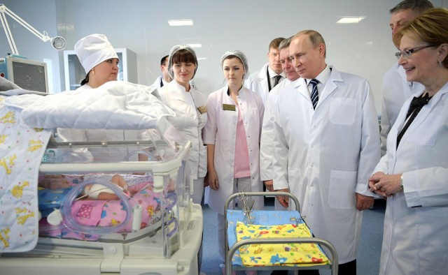 Путин поделился своим мнением по поводу зарплат врачей в 2018 году