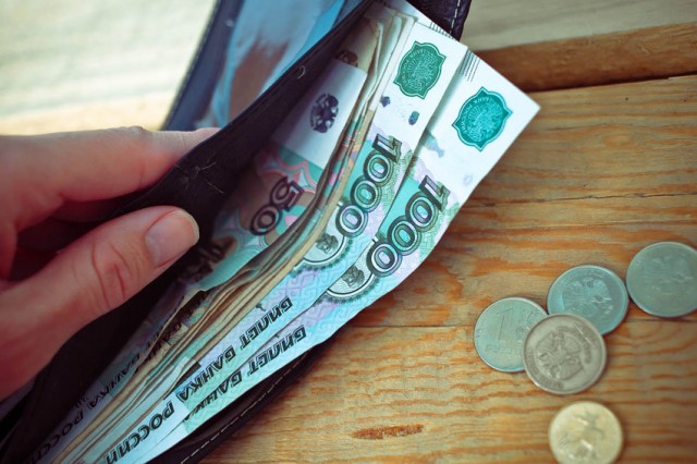 Большинство россиян не надеются на рост своих зарплат из-за увеличения МРОТ