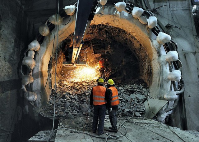 Строительство новой ветки метро в Санкт-Петербурге приостановлено из-за задержанной заработной платы