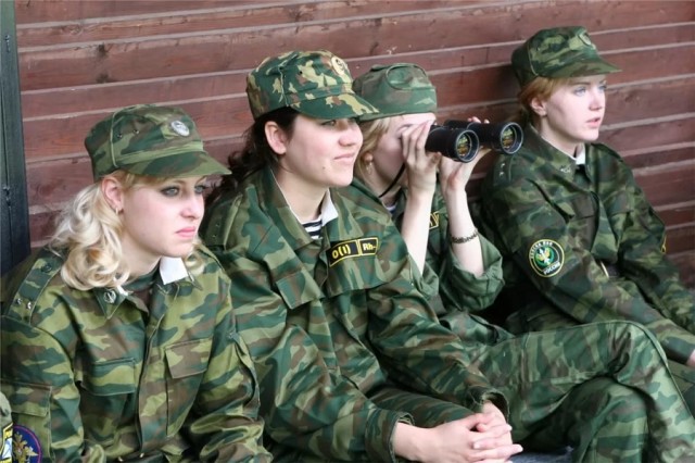 Российских женщин обяжут служить в армии