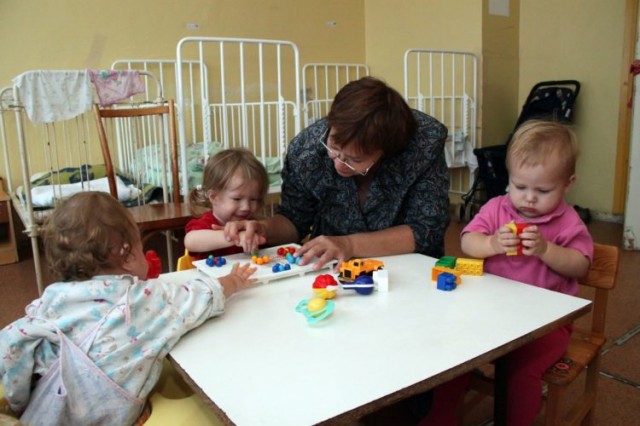 Российские города всем миром собирают деньги для оплаты труда нянь, ухаживающих за детьми-сиротами