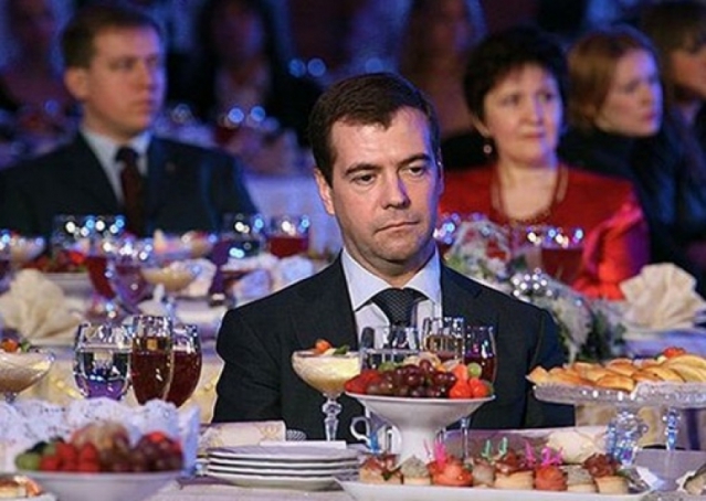 Фраза Дмитрия Медведева «Денег нет, но вы держитесь» стала самым популярным мемом Рунета